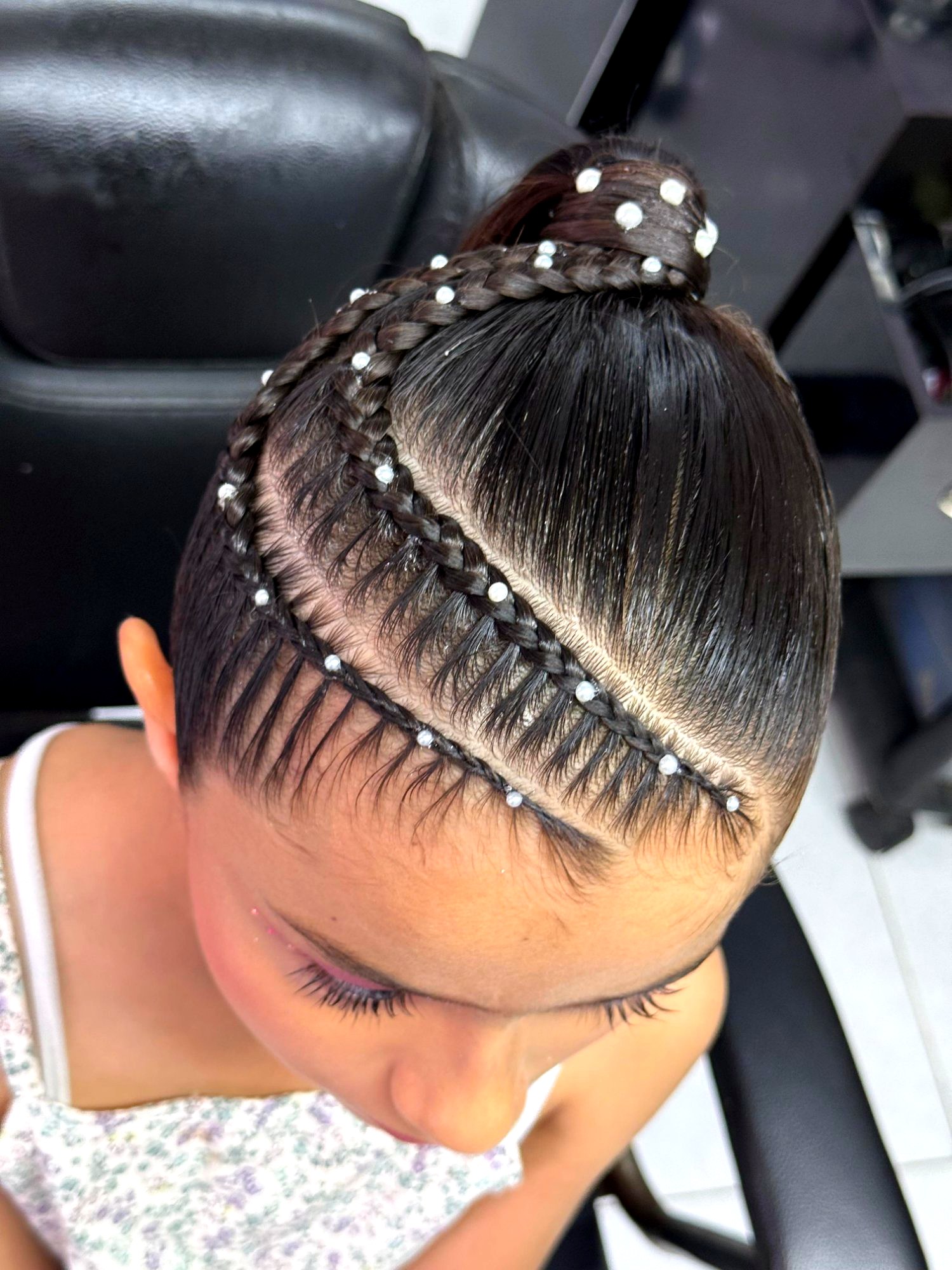 Peinado trenzas con perlas para niña